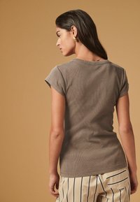 Next SLIM FIT SCOOP NECK STRETCH SHORT SLEEVE - Pamata T-krekls - chocolate brown