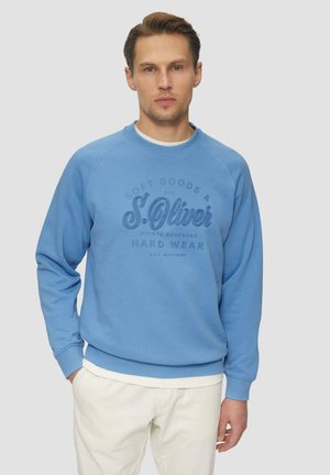 Hellblaues Sweatshirt aus weichem Material mit rundem Ausschnitt, gerippten Bündchen und einem strukturierten Logo-Druck in dunklerem Blau.