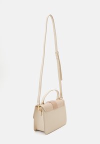 Sac à main beige à la forme structurée, doté d'une poignée supérieure et d'une bandoulière réglable. Texture lisse avec un accent tan contrastant.