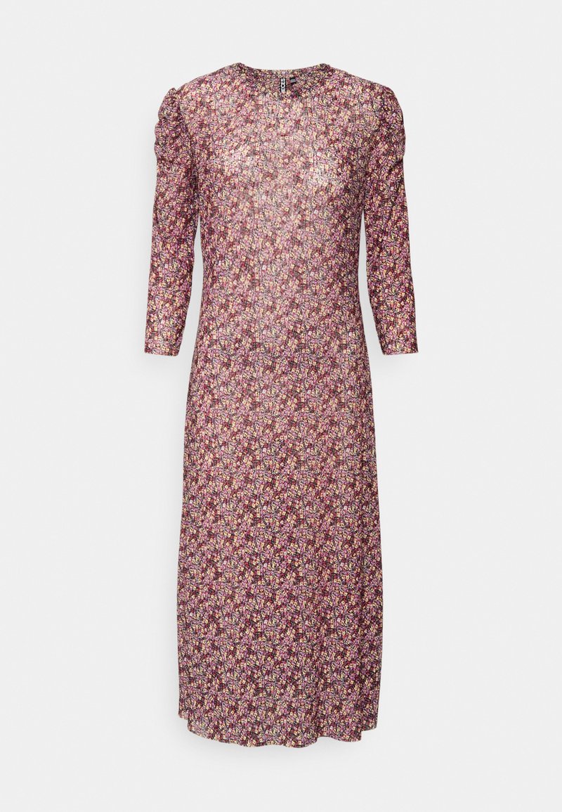 Vestido floral com mangas três quartos, de cor base roxa, apresentando um padrão denso de pequenas flores multicoloridas e um decote redondo.