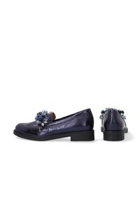 Mørkeblå blanke loafers med en tekstureret overflade, der har en dekorativ samling af farverige ædelsten på fronten og en lav sort hæl.