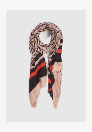 Écharpe rose clair avec des rayures noires et rouges et des motifs noirs abstraits, enroulée lâchement avec des bords effilochés sur un fond neutre.