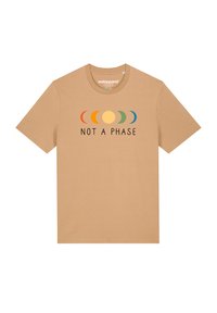 Beige katoenen T-shirt met korte mouwen en een ronde hals, bekleed met een grafisch ontwerp van gekleurde manen en de tekst "NOT A PHASE" in het zwart.