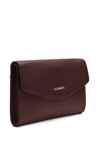 Bolso clutch de cuero textura marrón oscuro con cierre de solapa y logo dorado LAZAROTTI en el centro frontal.