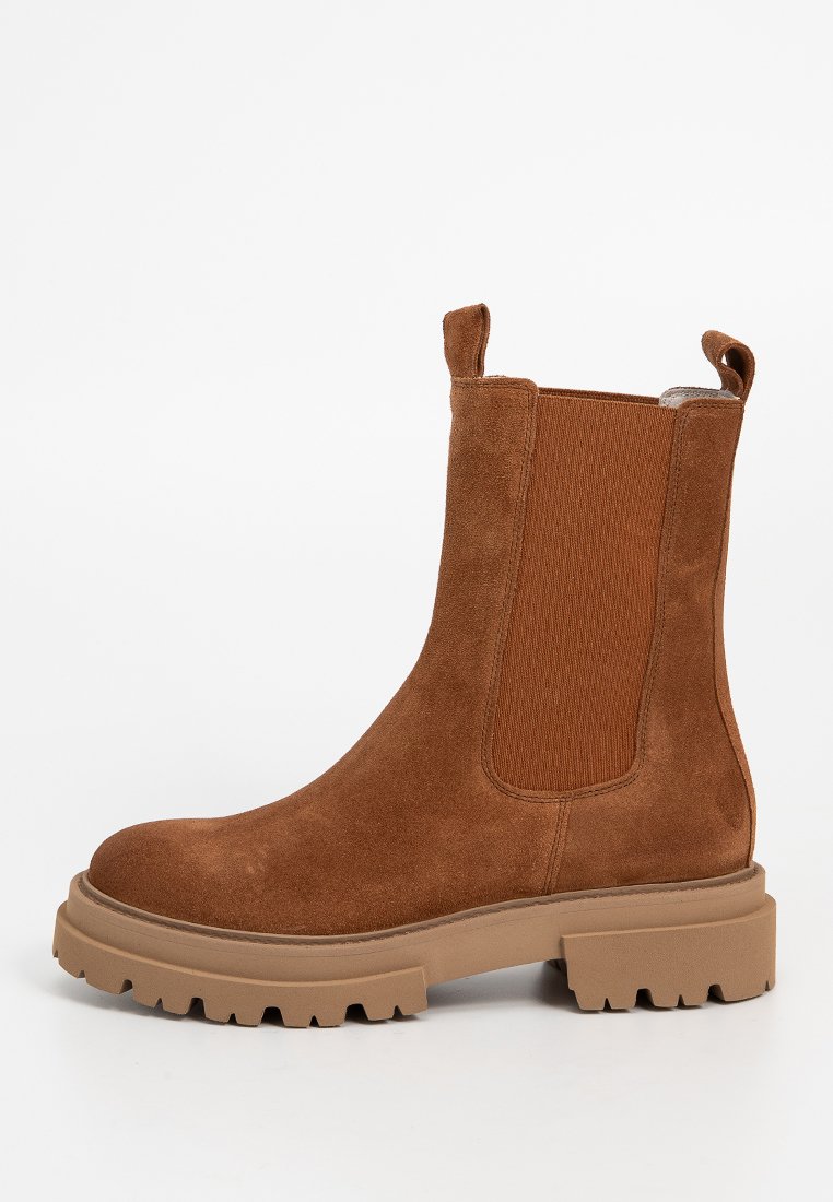 Braune Wildleder-Stiefeletten mit elastischen Seitenteilen, robusten Gummisohlen und Zugschlaufen. Sie verfügen über eine strukturierte Oberfläche und ein rundes Zehendesign.