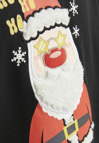Un design festivo di Babbo Natale che indossa occhiali a forma di stella, con una barba bianca e soffice e un naso rosso, circondato da fiocchi di neve su uno sfondo nero.