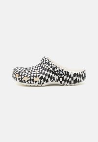 Crocs CLASSIC WARPED CHECKER UNISEX - Mules - white/black/blanc ...