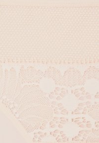 Helle rosa Spitzenunterwäsche mit einem strukturierten Bund, der florale Muster und gewellte Kanten aufweist und glatte sowie detaillierte Netzmaterialien kombiniert.