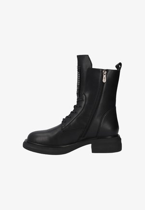 Czarne skórzane botki za kostkę z okrągłym noskiem, dekoracyjnym sznurowaniem, bocznym zamkiem błyskawicznym i słupkowym obcasem. Ozdobione teksturowymi akcentami wzdłuż zamka.