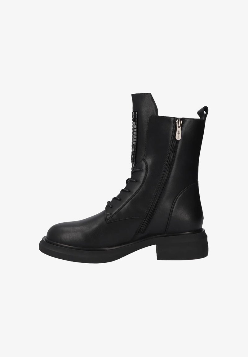 Czarne skórzane botki za kostkę z okrągłym noskiem, dekoracyjnym sznurowaniem, bocznym zamkiem błyskawicznym i słupkowym obcasem. Ozdobione teksturowymi akcentami wzdłuż zamka.