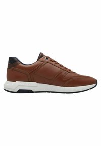 Baskets en cuir marron avec une finition lisse, accents noirs et semelle en caoutchouc blanche. Comprend un col rembourré, un laçage à l'avant et des panneaux texturés.