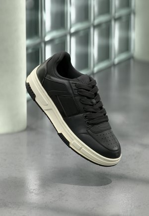 YARROW - Baskets basses - black