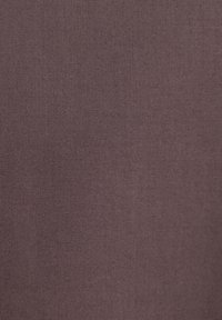 Donkerpaarse stof met een fijne textuur, die een gladde, geweven uitstraling en een consistente kleur heeft. Geen patronen of opvallende details.