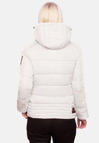 Vit puffjacka med huva, med quiltad textur och sidodetaljer. Bakdelen har en strömlinjeformad design och en åtsittande silhuett.