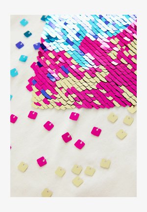 Superficie di paillettes colorate con sfumature di rosa, oro e blu, con un design testurizzato su uno sfondo bianco. Piccole paillettes sparse visibili.