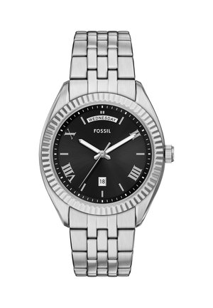 Silberne Fossil-Armbanduhr mit schwarzem Zifferblatt, römischen Ziffern, Tages- und Datumsanzeige und verbundenem Metallarmband.