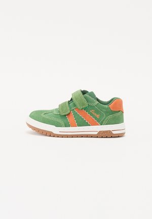Zielono-pomarańczowy dziecięcy sneaker z dwiema rzepami, biała środkowa podeszwa i brązowa gumowa podeszwa zewnętrzna na białym tle.