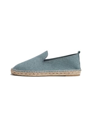 Jasnoniebieskie espadryle z płótna o teksturowanej powierzchni, z elastycznym bocznym panelem i naturalną podeszwą z jutowego sznura. Prosty, wsuwany design.