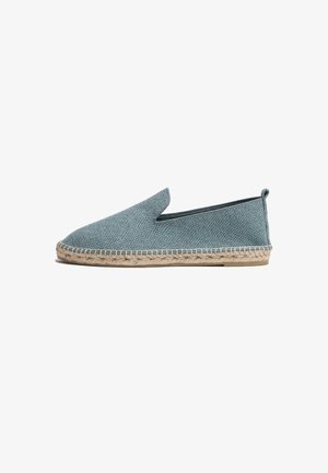 Jasnoniebieskie espadryle z płótna o teksturowanej powierzchni, z elastycznym bocznym panelem i naturalną podeszwą z jutowego sznura. Prosty, wsuwany design.
