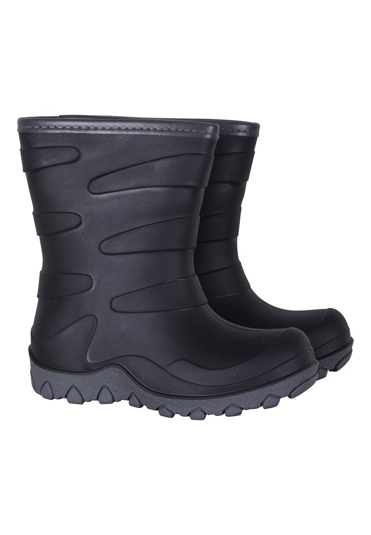 Botas de goma negras con un exterior texturizado, diseño curvado y una suela gris con dientes para un mejor agarre. La parte superior presenta indentaciones onduladas.