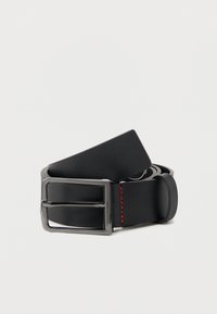 Μαύρη δερμάτινη ζώνη με ασημένια μεταλλική αγκράφα. Διαθέτει λεία υφή και κόκκινη ραφή κοντά στην αγκράφα. Κλα σικός και μίνιμαλ σχεδιασμός.