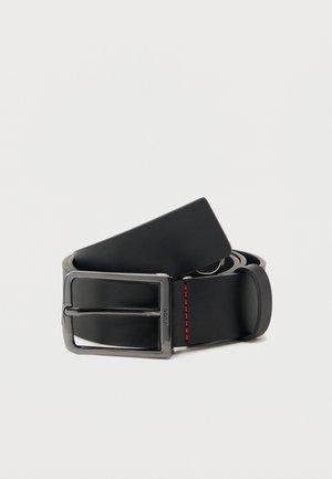 Schwarzer Ledergürtel mit silberner Metallschnalle. Verfügt über eine glatte Textur und eine rote Nahtverzierung in der Nähe der Schnalle. Klassisches und minimalistisches Design.