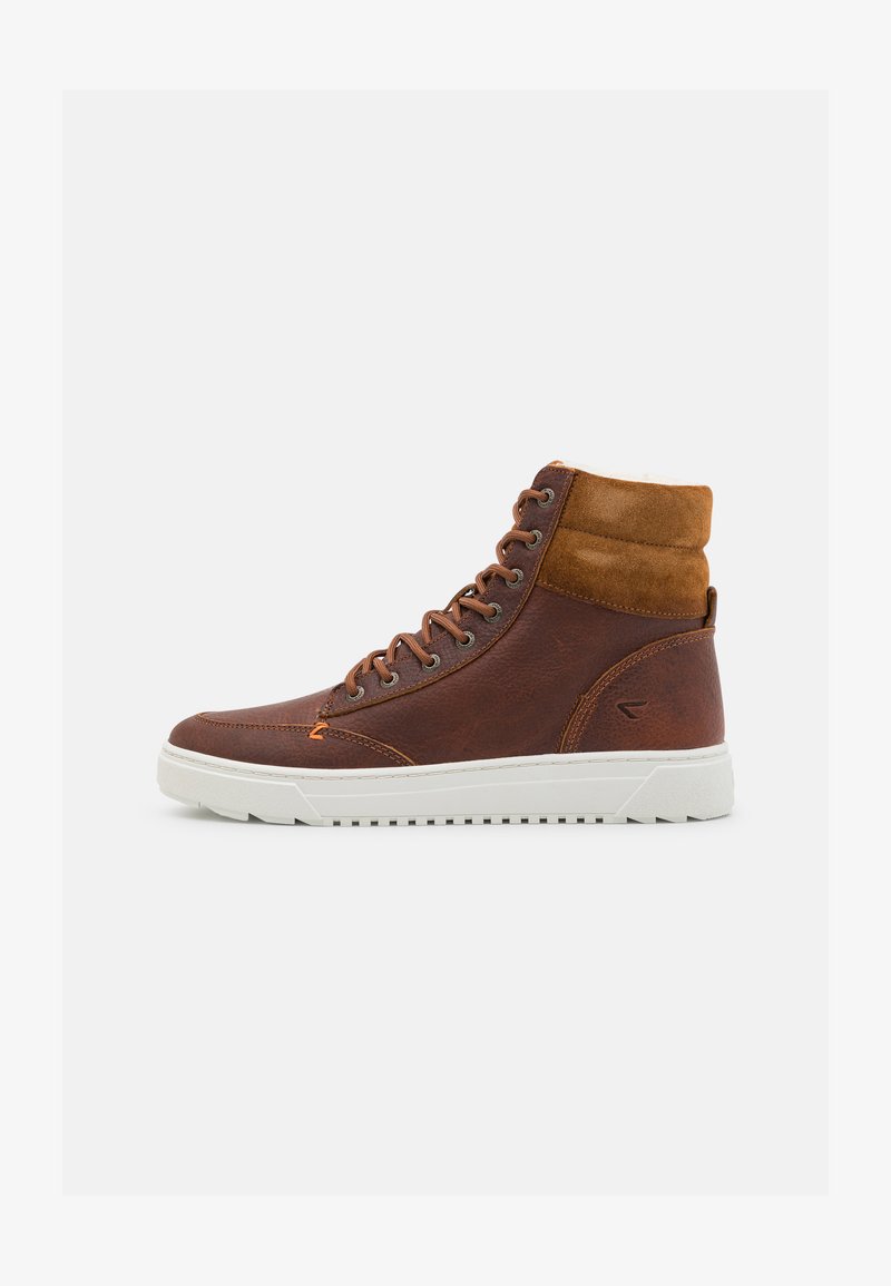 Bruine leren high-top sneaker met een tan suede boord, voorzien van oranje stiksels en een witte rubberen zool met een gestructureerde loopvlak.