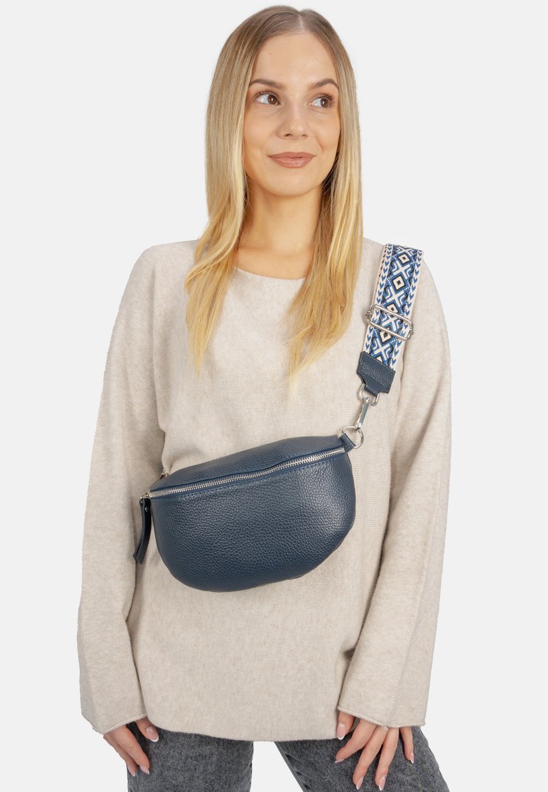 Leder-Gürteltasche in tiefblau mit strukturiertem Finish, Reißverschluss und dekorativem gemustertem Gurt. Gerundete Form, kompaktes Design.