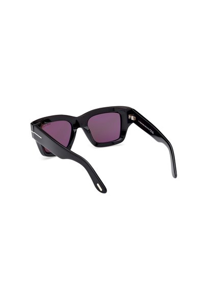 Ochelari de soare din plastic negru cu lentile colorate în violet, design îndrăzneț și unghiular, cu un finisaj lucios. Prezintă un accent argintiu pe ramă.