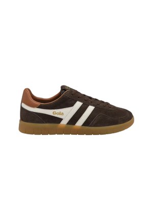 Sneaker in camoscio marrone con strisce laterali bianche, dettaglio tallone beige, suola in gomma e logo dorato "Gola" sul lato.