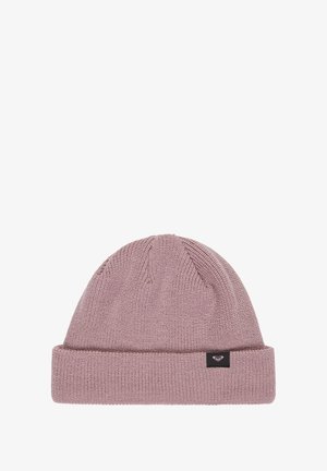 Bonnet en tricot rose clair, avec un revers et une petite étiquette noire avec un emblème en forme de cœur. Texture douce et ajustement flexible.