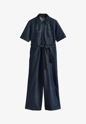 Salopetă din denim albastru închis, cu mâneci scurte, fermoar frontal, două buzunare frontale și talie cu curea având cusături contrastante galbene.