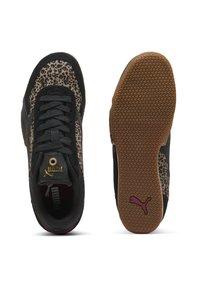 Puma teniske z usnjem iz črnega semiša in zgornjim delom z leopardjim vzorcem, teksturiran gumijast podplat, zlat logotip in zasnova na vezalke.