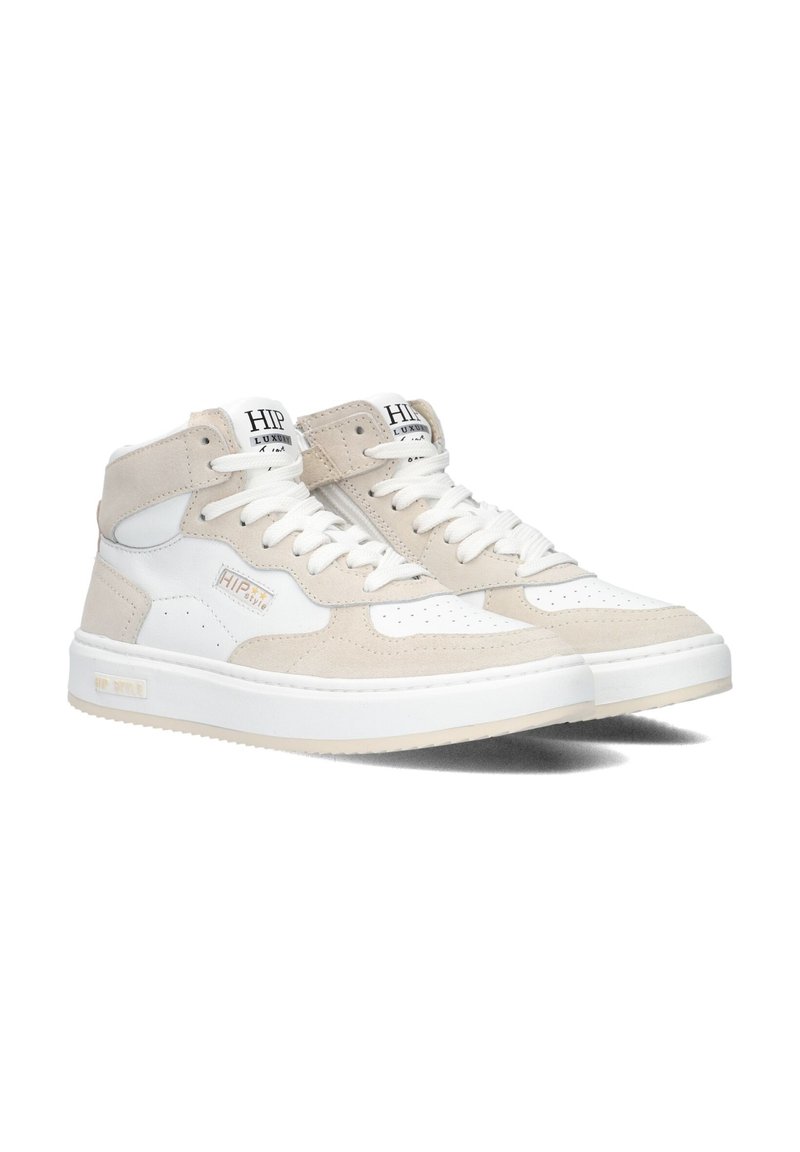 Beige en witte leren en suède high-top sneakers, met een gestructureerd oppervlak, geperforeerde neus en witte veters.