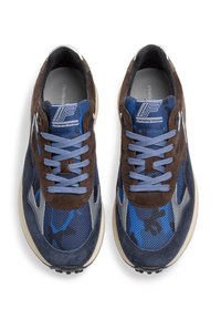 Sneakers con una combinazione di mesh blu e camoscio, dettagli marroni e una sovrapposizione in plastica grigia. Presentano lacci blu, logo sulla linguetta e una suola texturizzata.