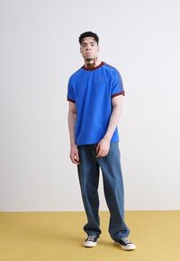 adidas Originals CALI TEE - T-shirt estampada - blue