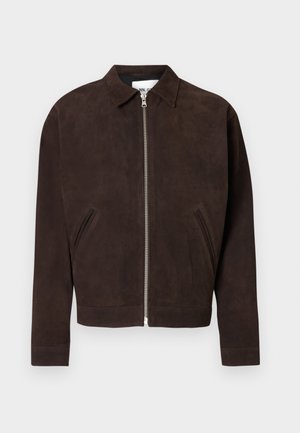 Καφέ σαμουά μπουφάν με γιακά, μπροστινό κλείσιμο με φερμουάρ και πλαϊνές τσέπες. Διαθέτει λεία υφή και κοντό κομμένο σχέδιο.