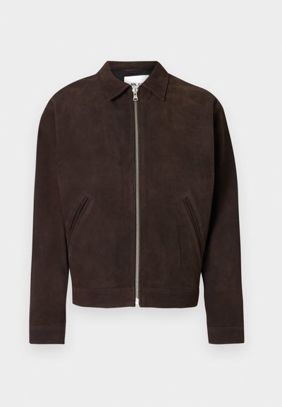 Καφέ σαμουά μπουφάν με γιακά, μπροστινό κλείσιμο με φερμουάρ και πλαϊνές τσέπες. Διαθέτει λεία υφή και κοντό κομμένο σχέδιο.