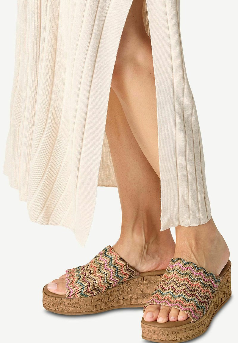 Sandali con zeppa e piattaforma in sughero; tomaia intrecciata multicolore con motivo a zigzag; design open-toe e texture morbida.