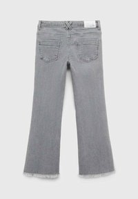 Blugi gri din denim evazați cu buzunare posterioare, margine desfăcută și detaliu cu nod împletit la talie. Textură netedă și design casual.