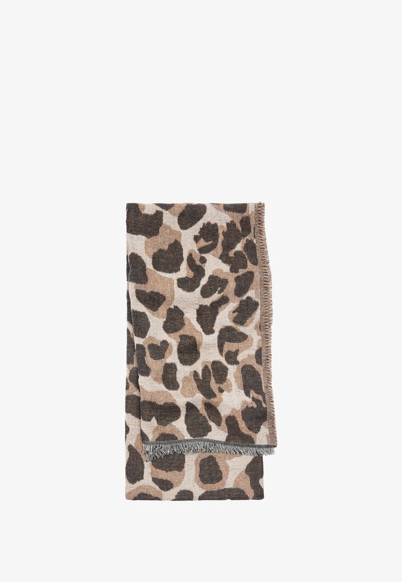 Szalik w panterkę w beżowych i brązowych odcieniach, wykonany z miękkiego, teksturowanego materiału z ozdobnymi frędzlami na krawędziach. Starannie złożony do ekspozycji.