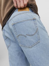 Lichtblauwe denim jeans met een regular fit, voorzien van twee achterzakken met gele stiksels en een leren bruine label op de tailleband.