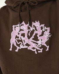 Sudadera marrón con un gráfico central bordado en rosa de figuras juguetonas entrelazadas, con cordones ajustables y puntas de metal.