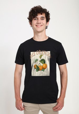 Černé bavlněné tričko s grafickým potiskem pomerančů se zelenými listy, textem "DES ORANGES" a texturovaným pozadím.