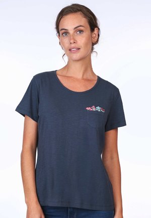 Marineblaue T-Shirt aus weichem Stoff, mit rundem Halsausschnitt und einer Tasche mit floralem Stickerei in Rosa und Hellblau.