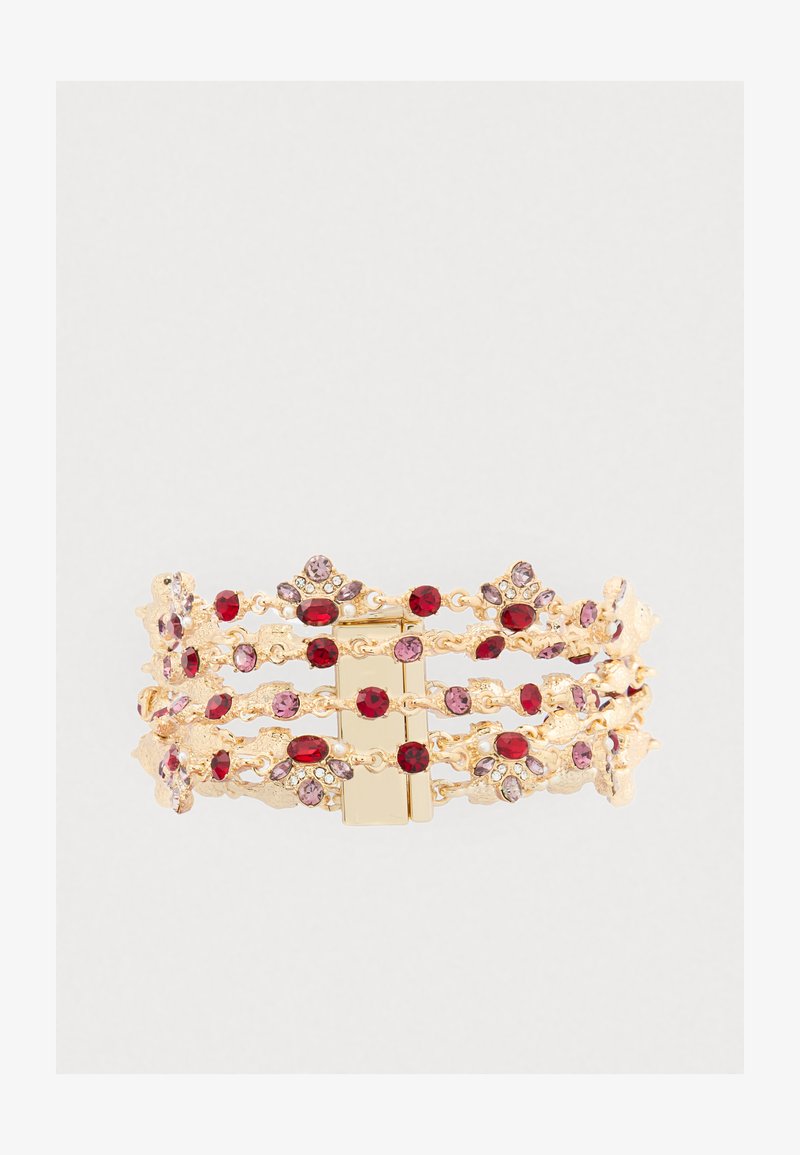 Pulseira de pulso em tom dourado com várias fileiras de pedras preciosas vermelhas e rosas, acentos florais e um design texturizado. Fecho de engate na parte de trás.
