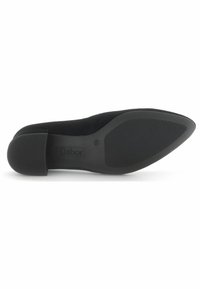 Decolleté in suede nero con punta affusolata e tacco basso. La suola presenta un design con grip testurizzato e il nome del marchio "Gabor" impresso.