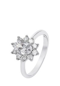 Anello in oro bianco con un diamante centrale a forma di pera circondato da un alone di piccoli diamanti rotondi in un design floreale.