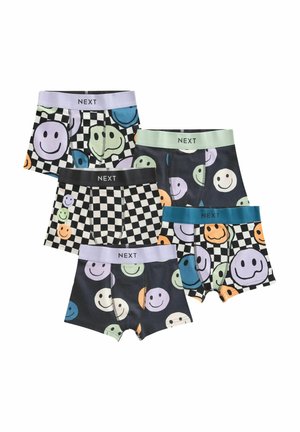 Quatre paires de boxers pour garçons, présentant des motifs colorés de visages souriants et un design à damier noir et blanc. Ceintures élastiques de couleurs variées.