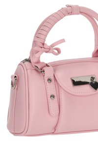 Pink håndtaske i imiteret læder med en tekstureret hank, sølvfarvet beslag og en hjerteformet detalje. Har lynlåslukning og en frontklap.